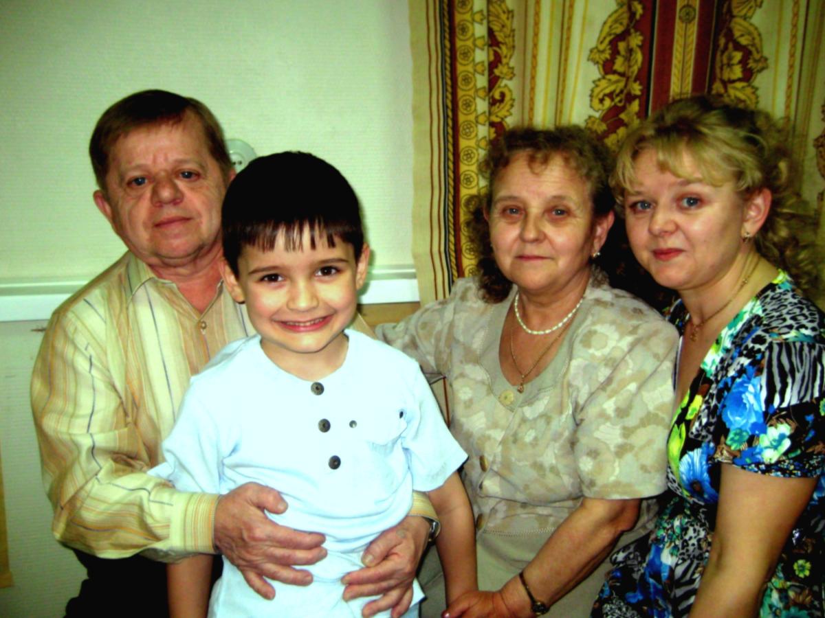 vyacheslav_iosifovich_i_larisa_dmitrievna_s_vnukom_vyacheslavom_i_dochkoy_svetlanoy.jpg