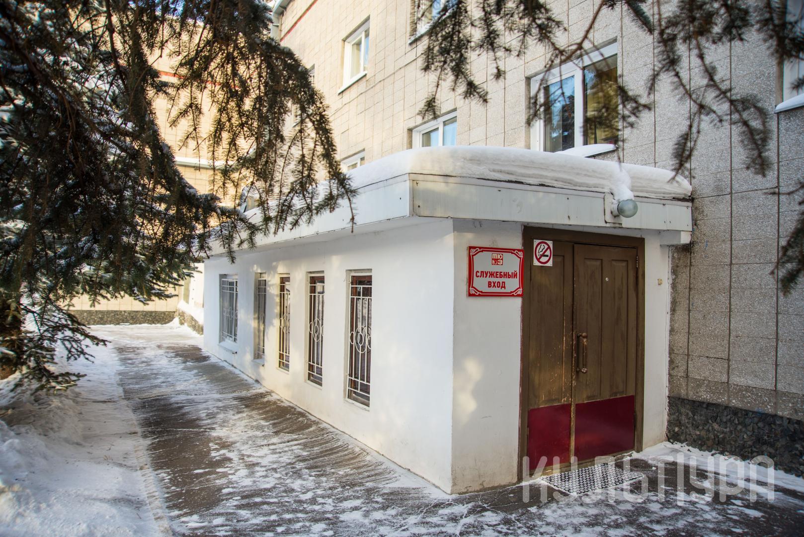 Служебный вход