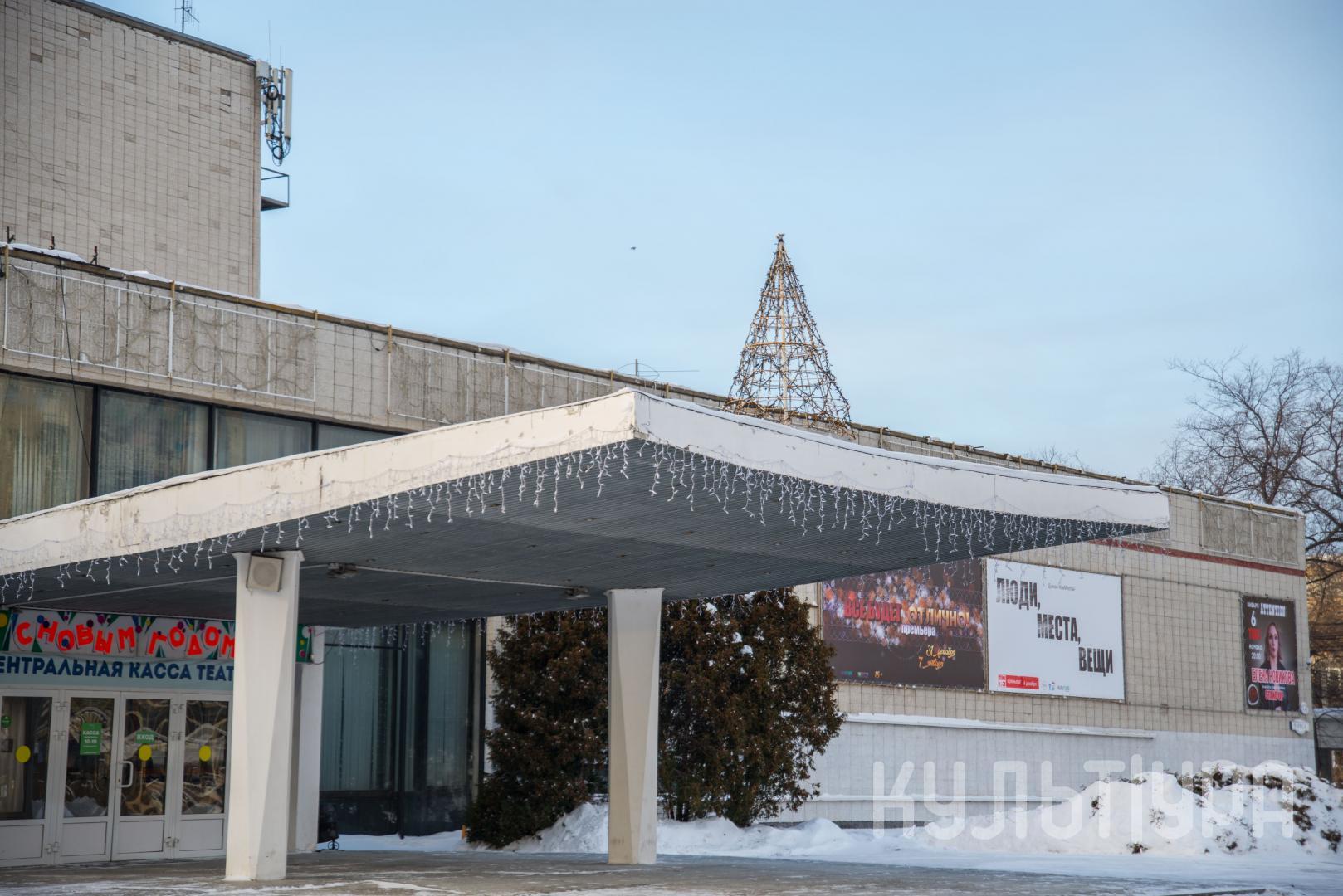 Вход в театр